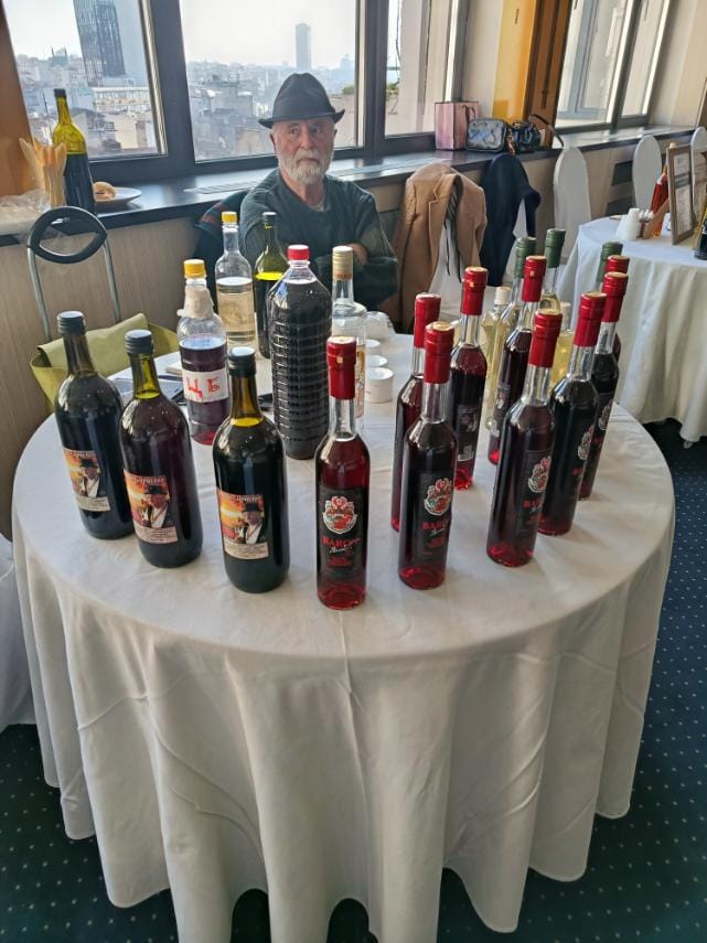 Brka za štandom sa asortimanom bermeta i rakija